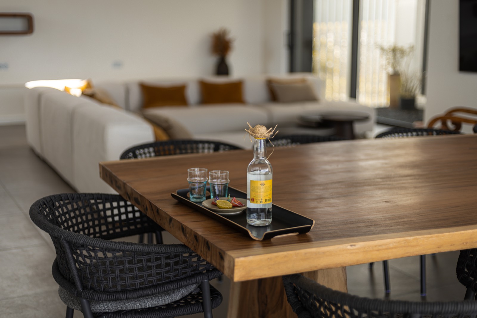 Intérieur de villa — salon et table à manger